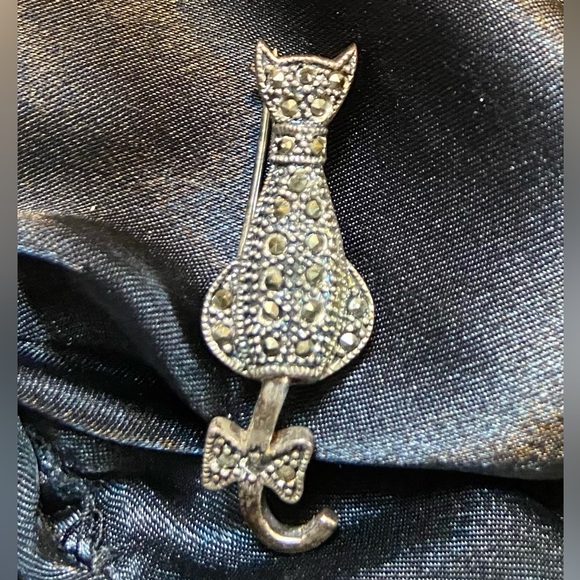 Vintage 925 Silver Marcasite Cat Pin with moving tail. In perfect condition. - Picture 1 of 6